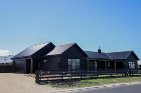 Kookaburra Beachhouse - Coastal Farmhouse Retreat